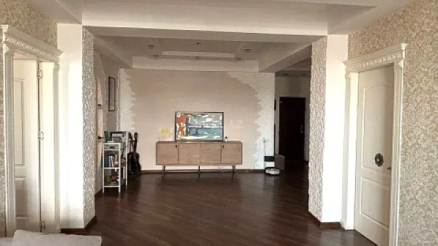Satılır 3 otaqlı mənzil 141 m²
