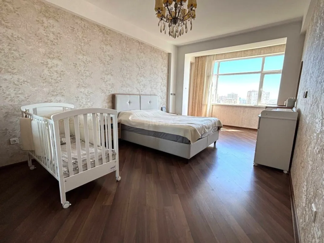 Satılır 3 otaqlı mənzil 141 m²