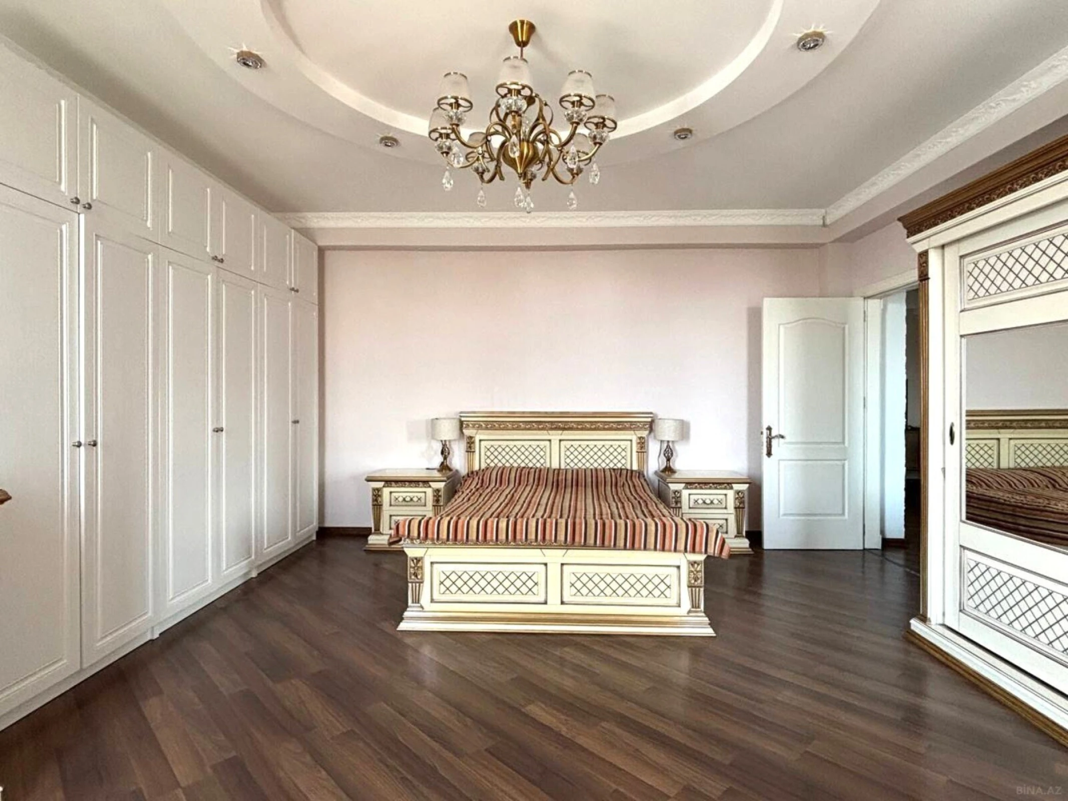 Satılır 3 otaqlı mənzil 141 m²