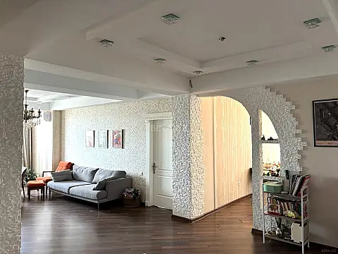 Satılır 3 otaqlı mənzil 141 m²
