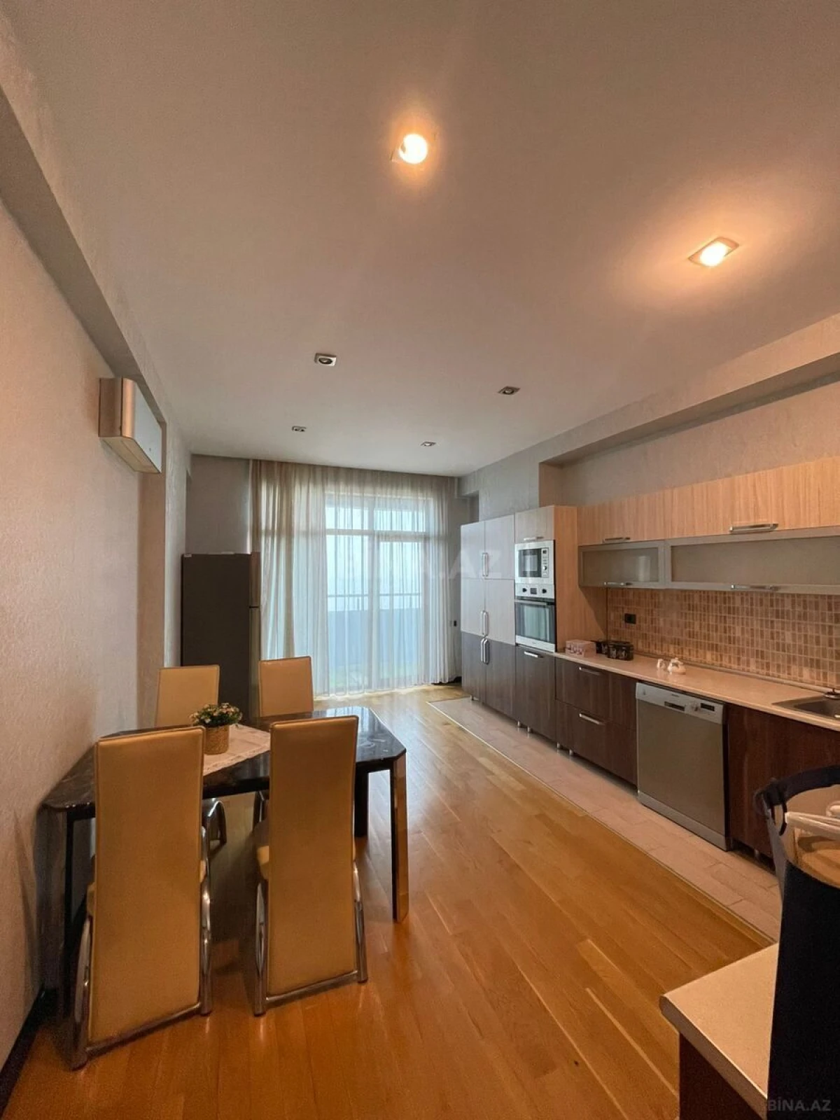 Kirayə verilir 4 otaqlı mənzil 200 m²