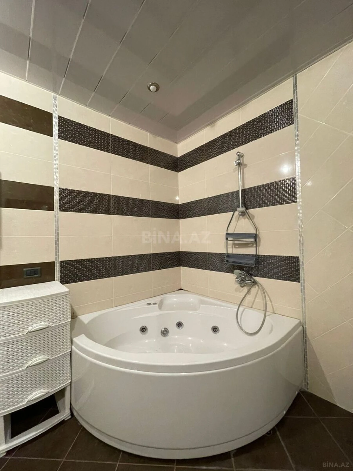 Kirayə verilir 4 otaqlı mənzil 200 m²