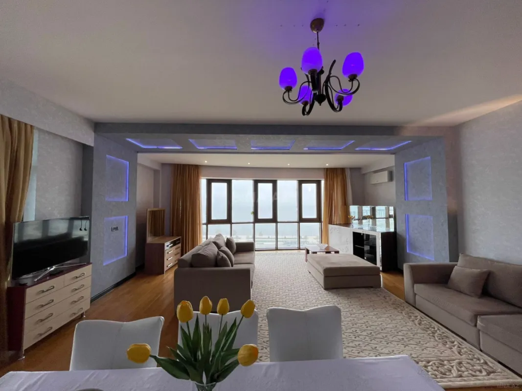 Kirayə verilir 4 otaqlı mənzil 200 m²