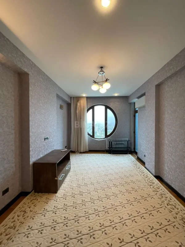 Kirayə verilir 4 otaqlı mənzil 200 m²