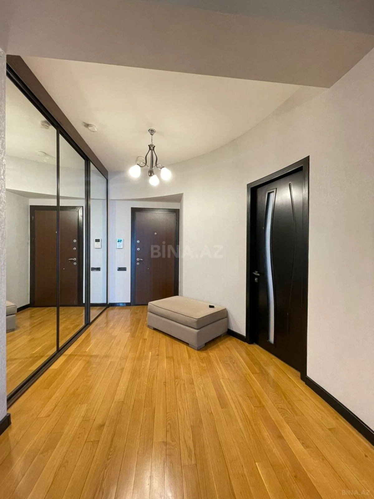 Kirayə verilir 4 otaqlı mənzil 200 m²