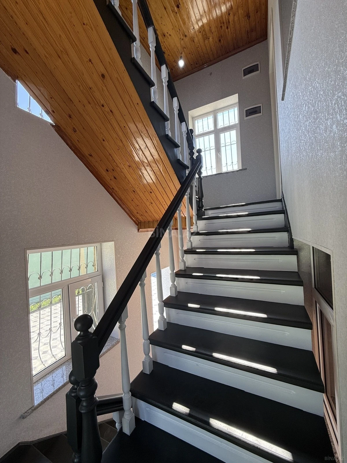 Satılır 7 otaqlı həyət evi 280 m²