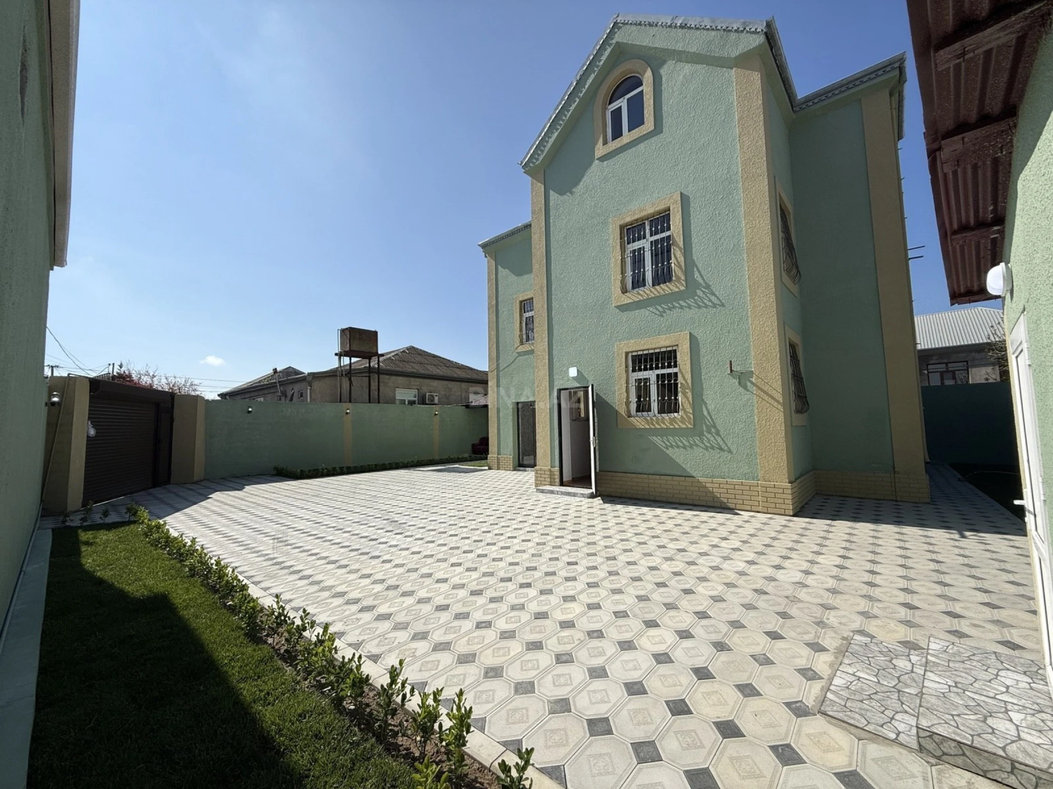 Satılır 7 otaqlı həyət evi 280 m²