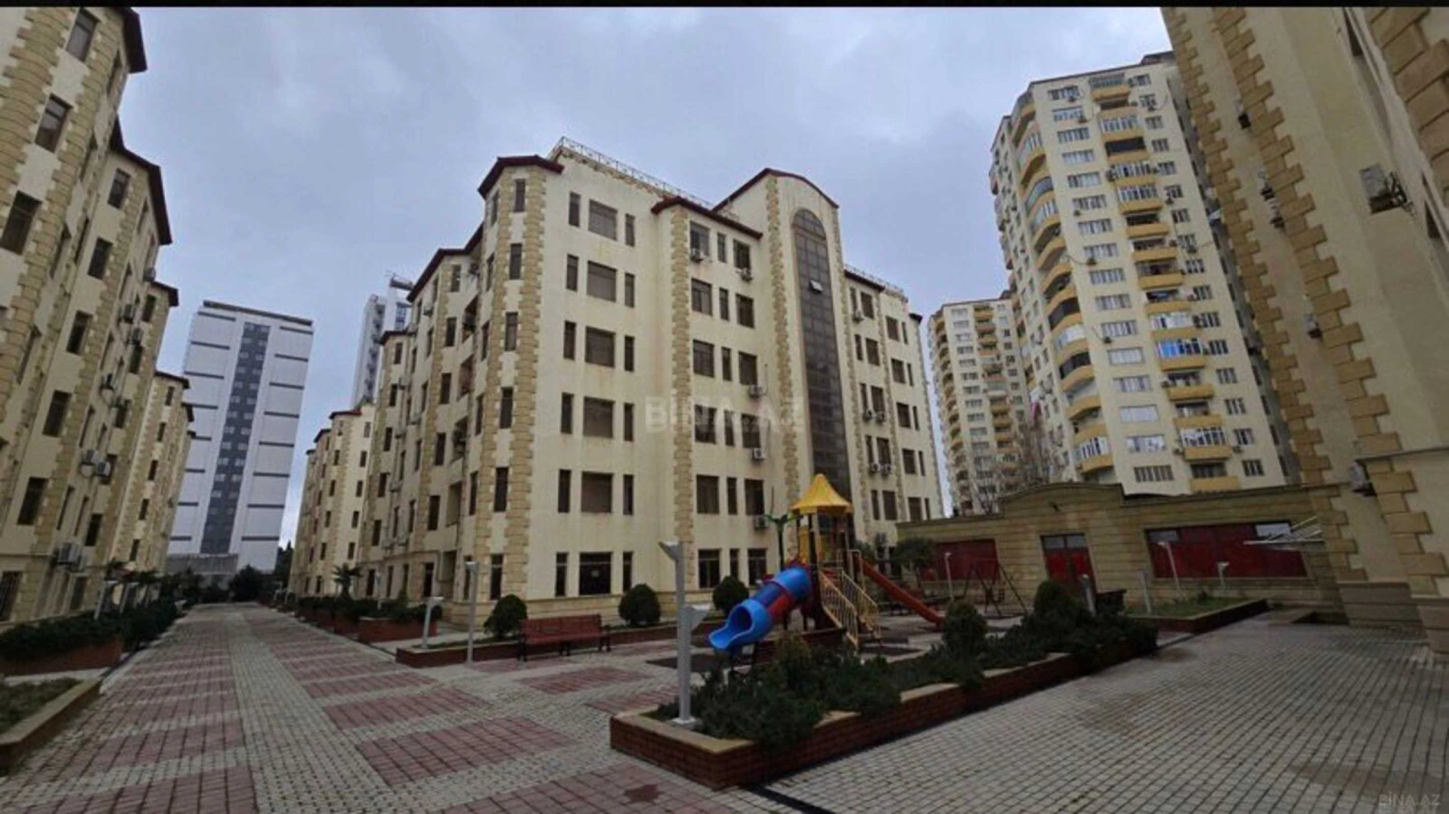 Satılır 5 otaqlı mənzil 225 m²