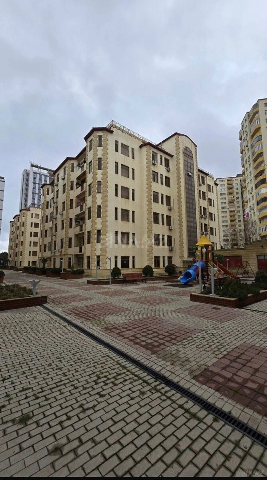 Satılır 5 otaqlı mənzil 225 m²