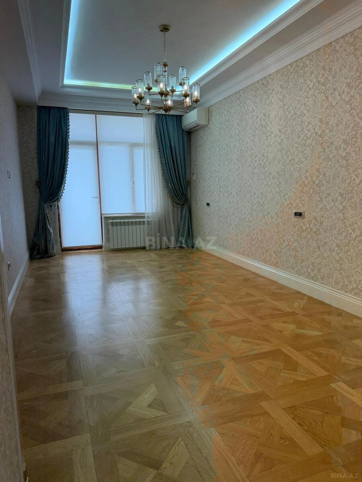 Satılır 4 otaqlı mənzil 285 m²