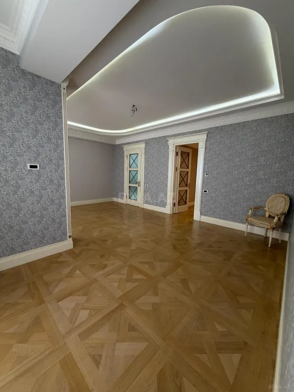 Satılır 4 otaqlı mənzil 285 m²