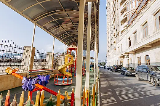 Satılır 4 otaqlı mənzil 285 m²