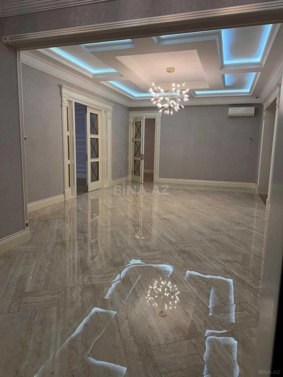 Satılır 4 otaqlı mənzil 285 m²