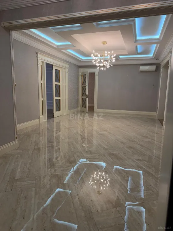 Satılır 4 otaqlı mənzil 285 m²