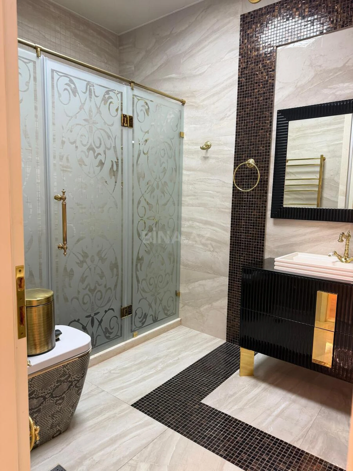 Satılır 4 otaqlı mənzil 285 m²