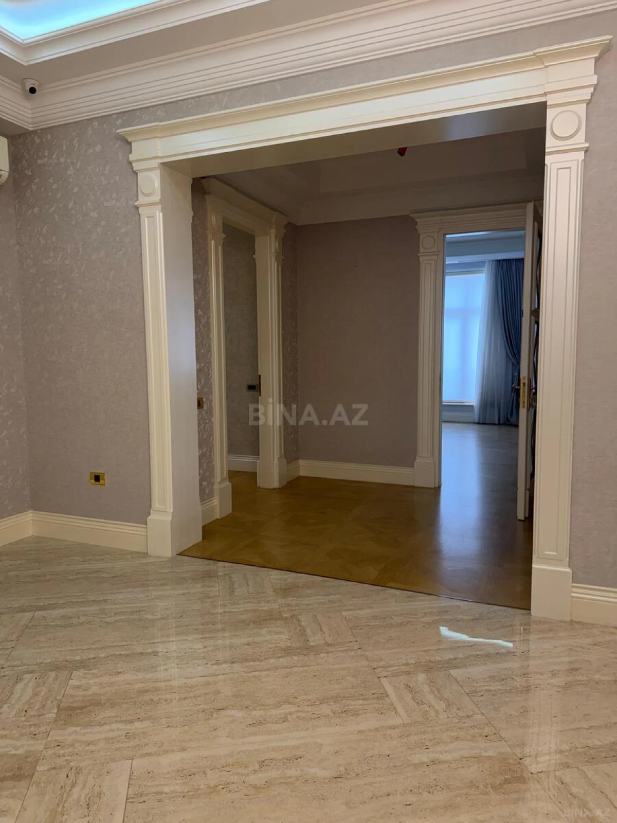Satılır 4 otaqlı mənzil 285 m²