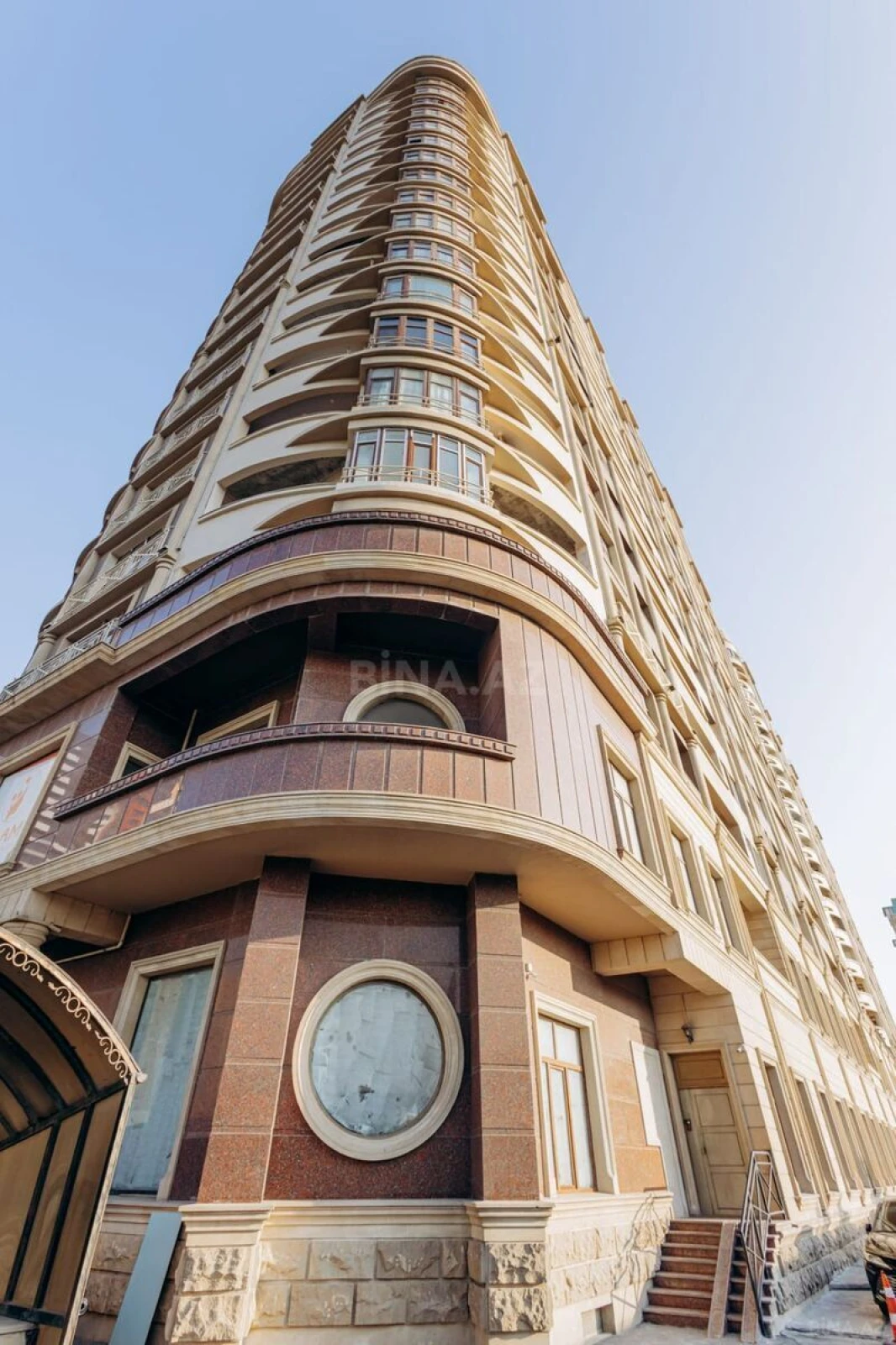 Satılır 4 otaqlı mənzil 285 m²