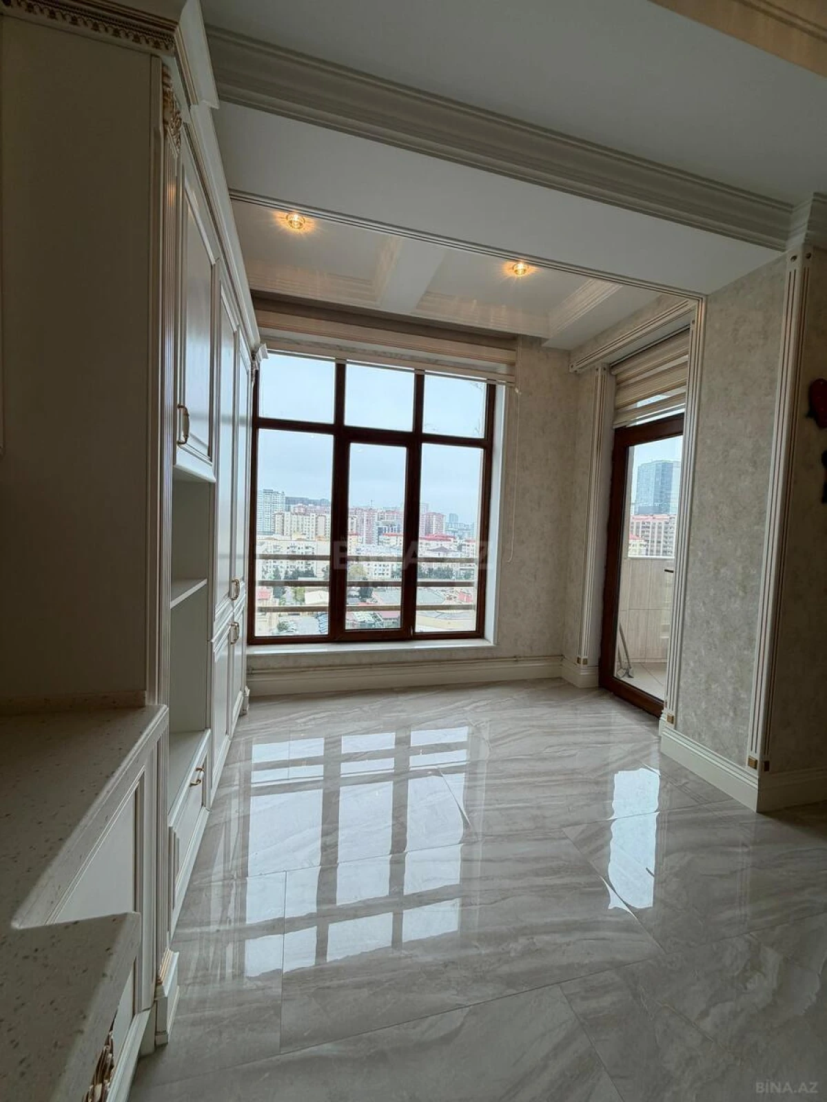 Satılır 4 otaqlı mənzil 285 m²