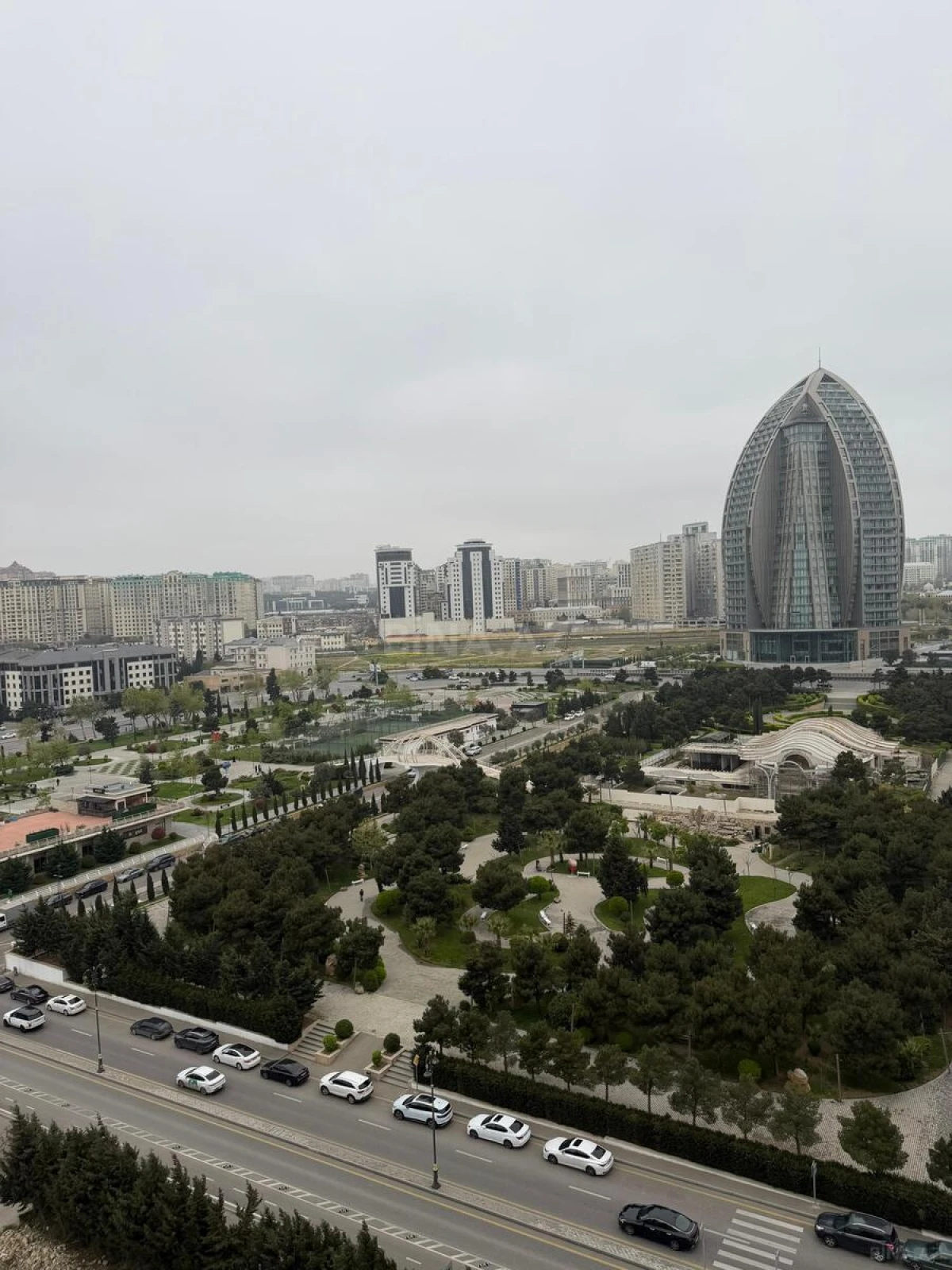 Satılır 4 otaqlı mənzil 285 m²