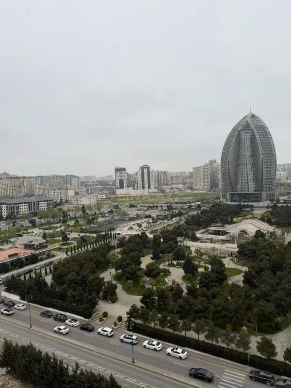 Satılır 4 otaqlı mənzil 285 m²