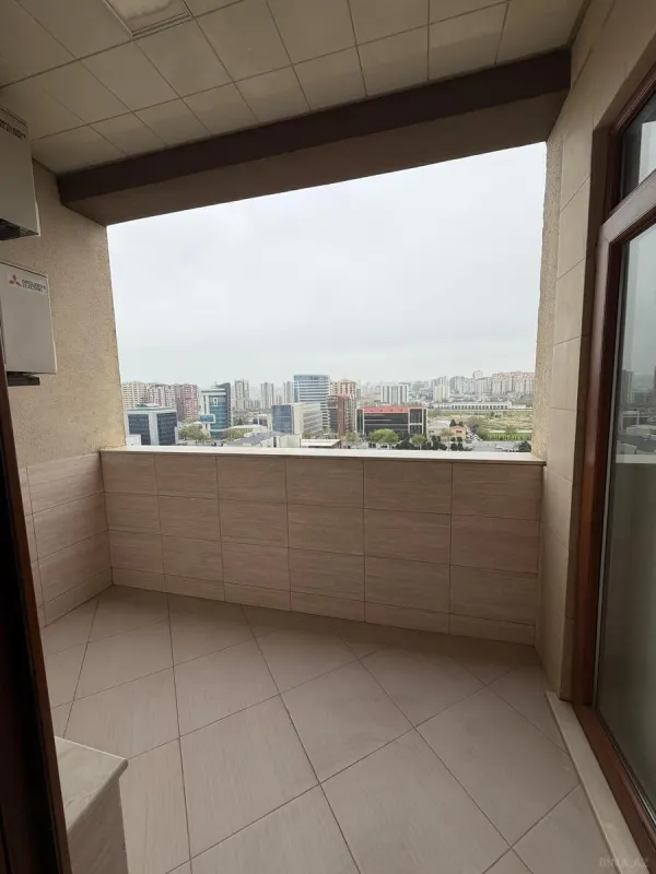 Satılır 4 otaqlı mənzil 285 m²
