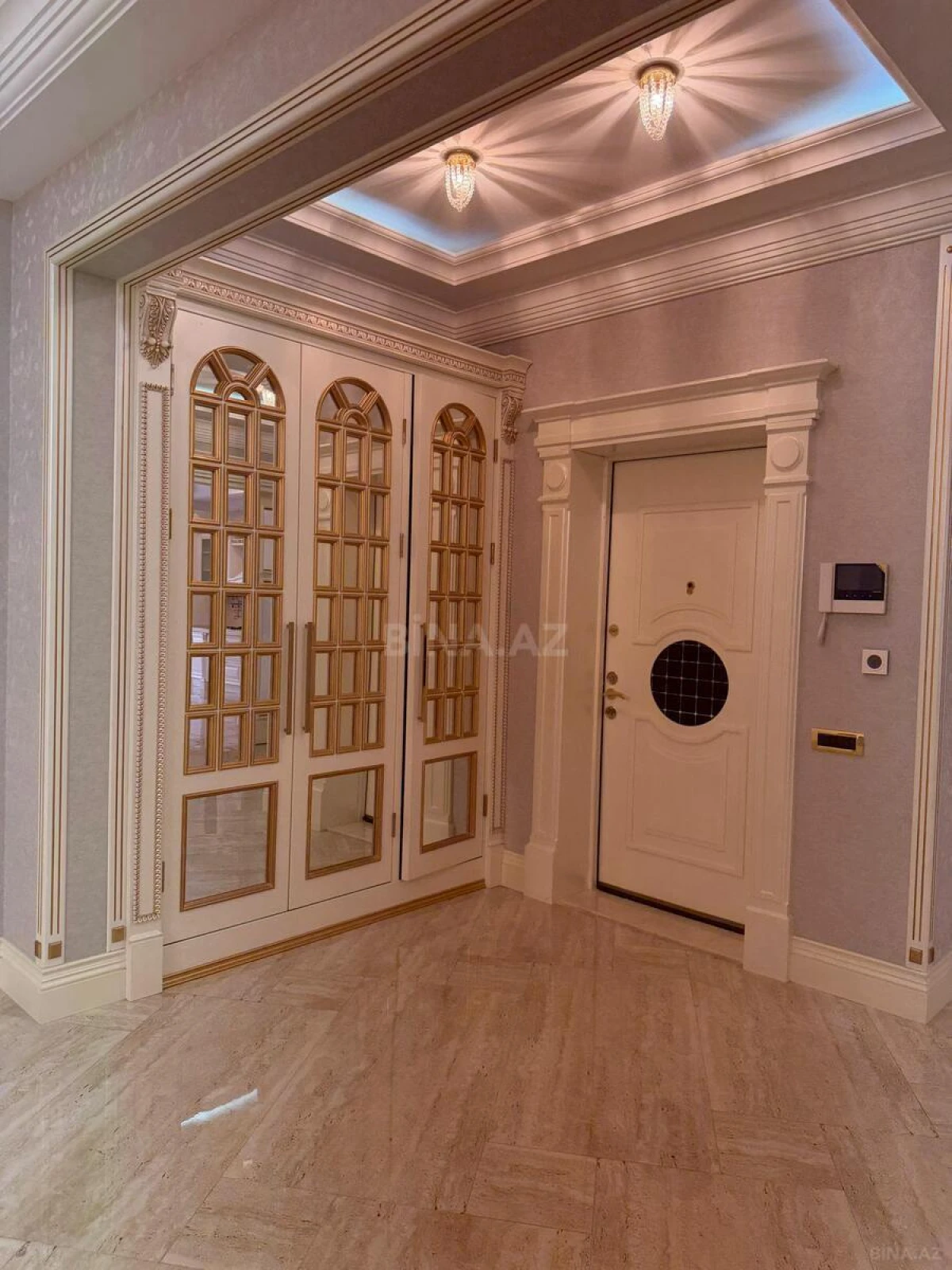 Satılır 4 otaqlı mənzil 285 m²