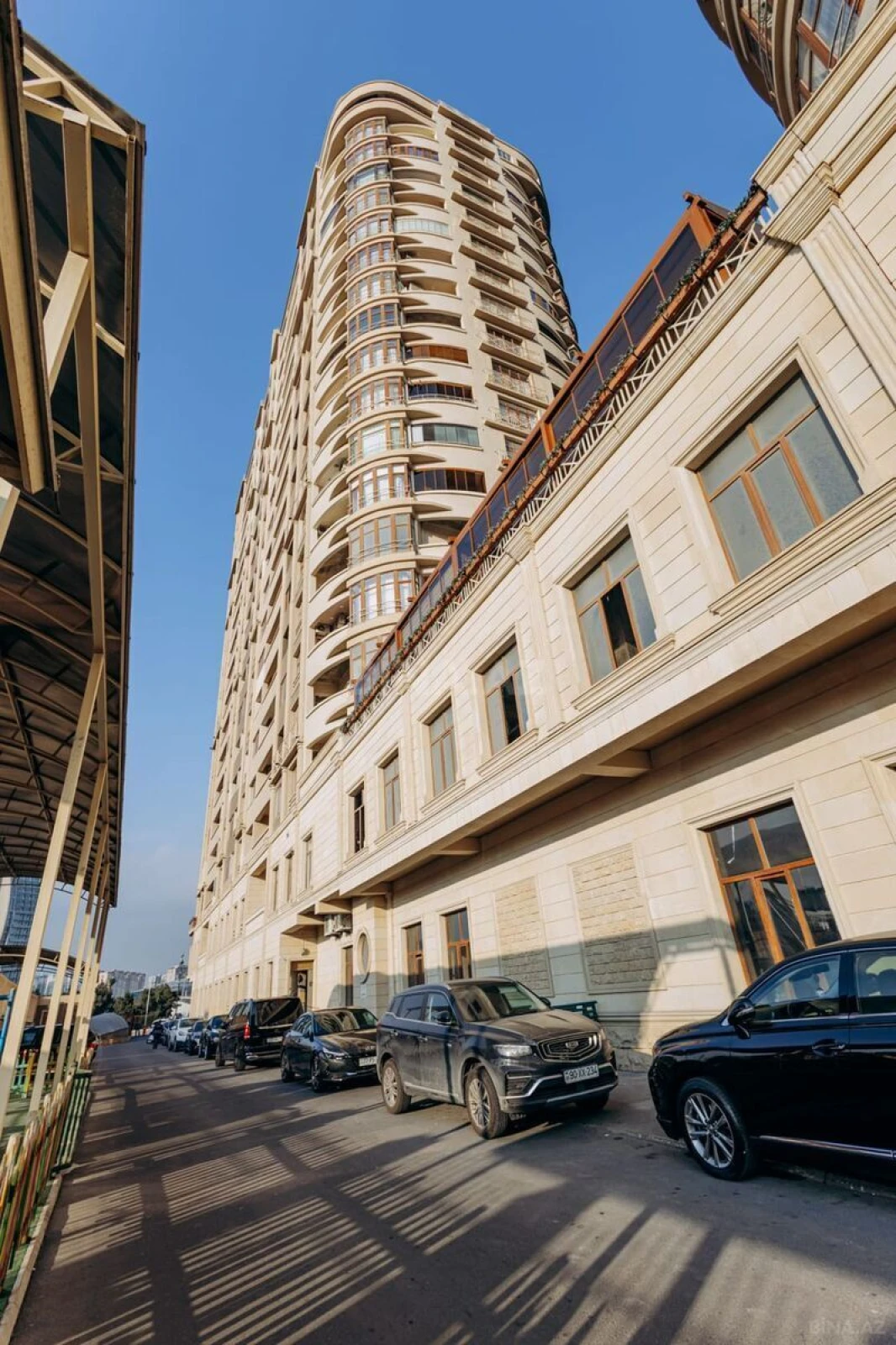 Satılır 4 otaqlı mənzil 285 m²
