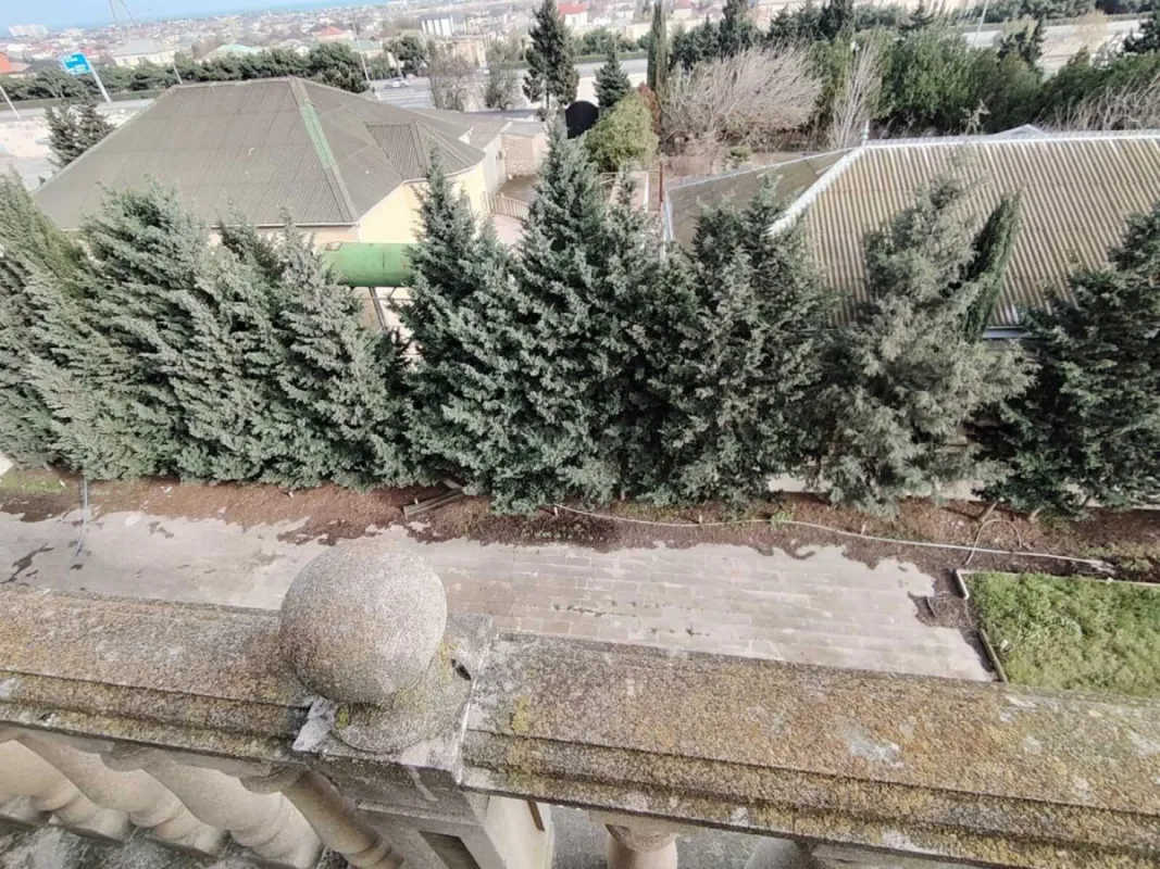 Satılır 8 otaqlı həyət evi 350 m²