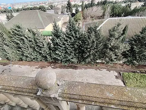 Satılır 8 otaqlı həyət evi 350 m²