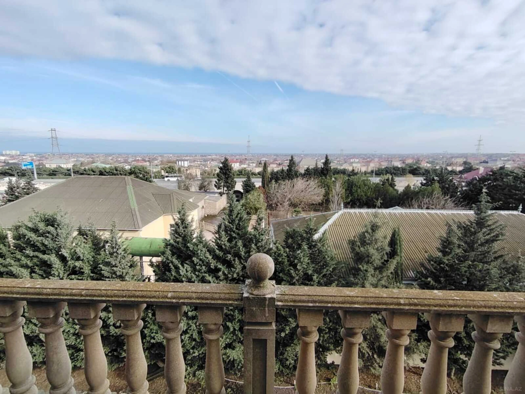 Satılır 8 otaqlı həyət evi 350 m²