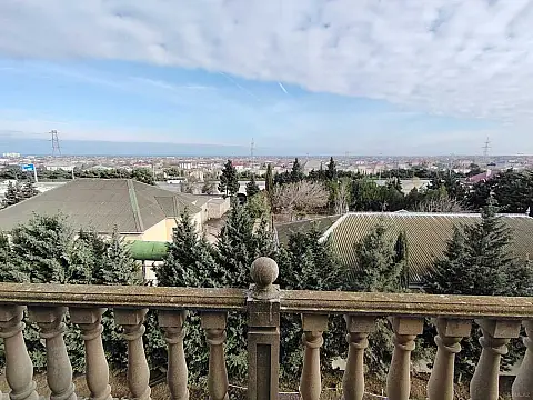 Satılır 8 otaqlı həyət evi 350 m²