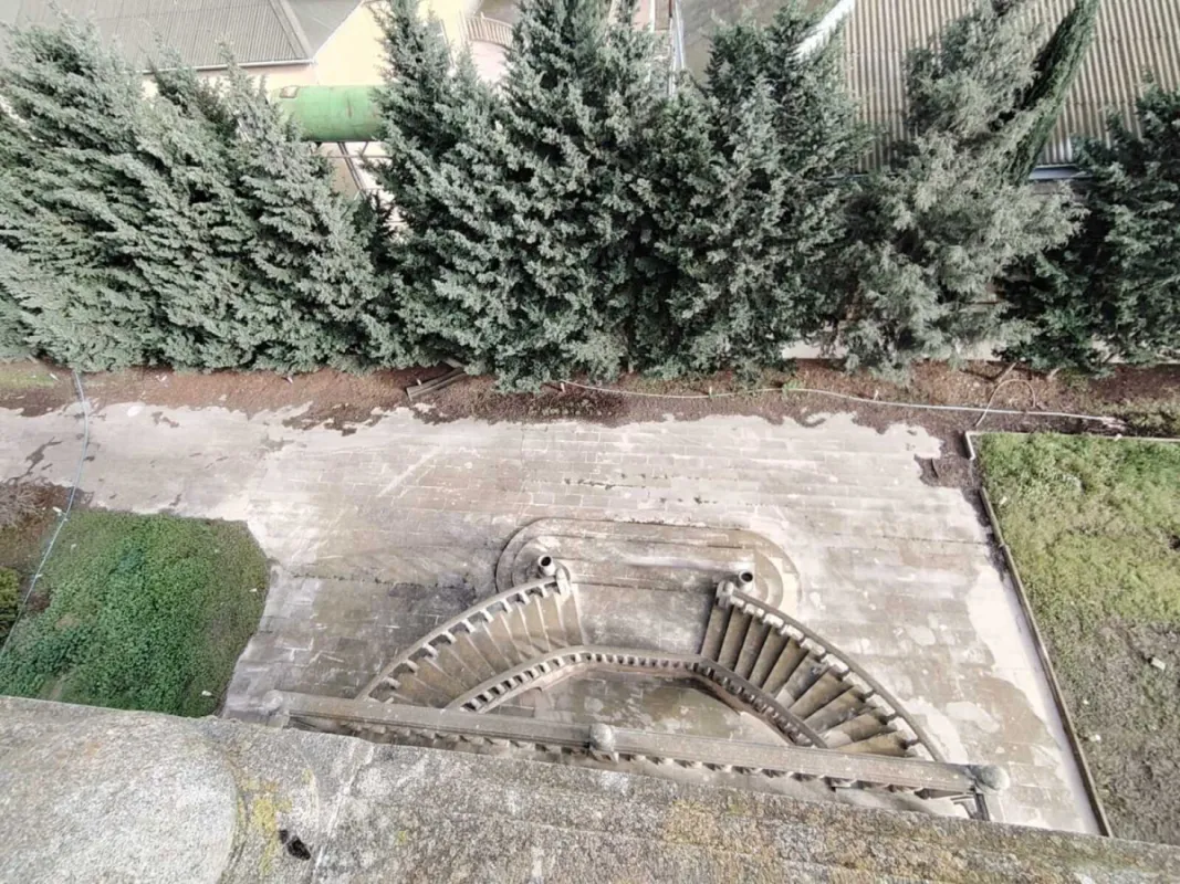 Satılır 8 otaqlı həyət evi 350 m²