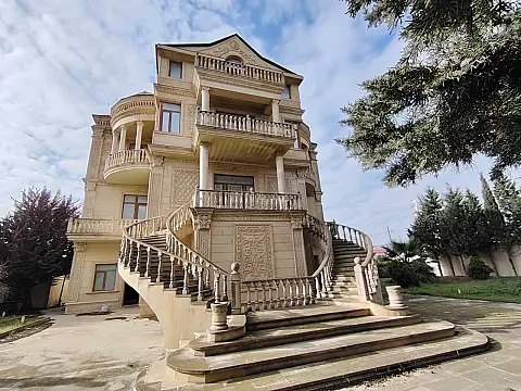 Satılır 8 otaqlı həyət evi 350 m²