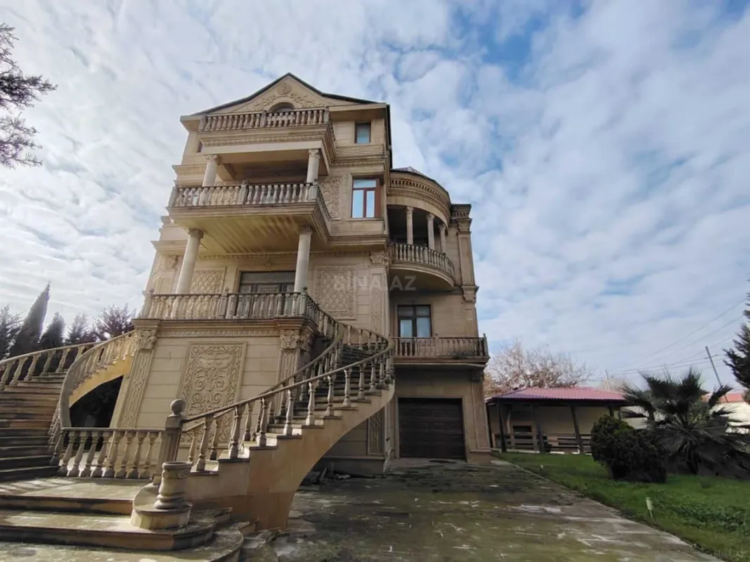 Satılır 8 otaqlı həyət evi 350 m²