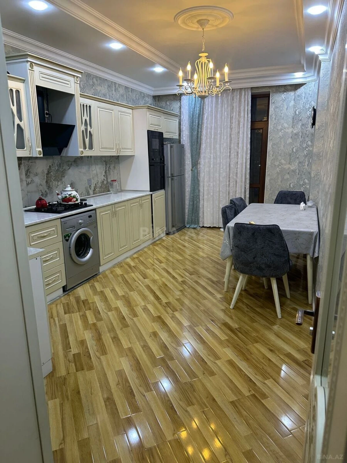 Kirayə verilir 4 otaqlı mənzil 147 m²