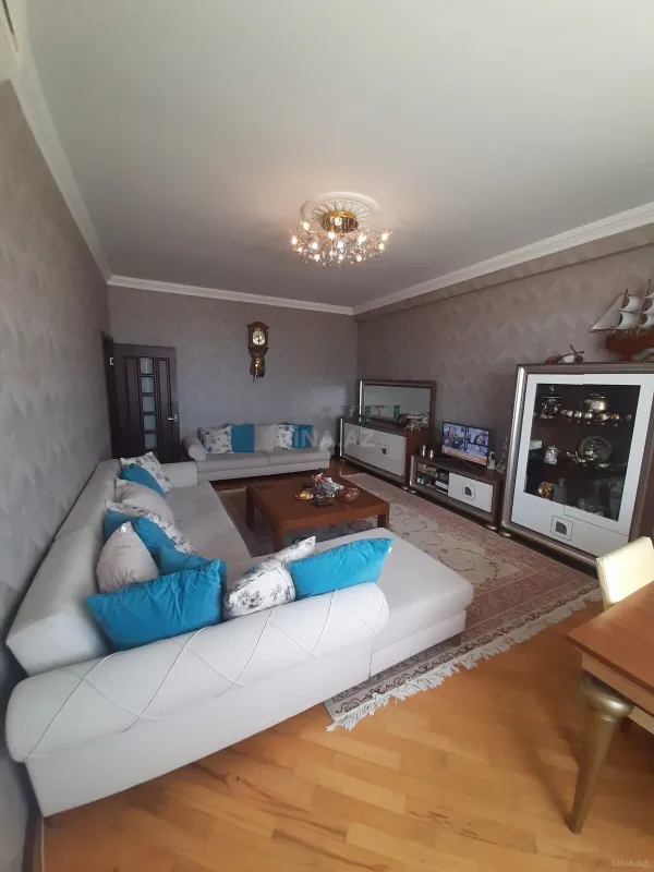 Satılır 2 otaqlı mənzil 81 m²