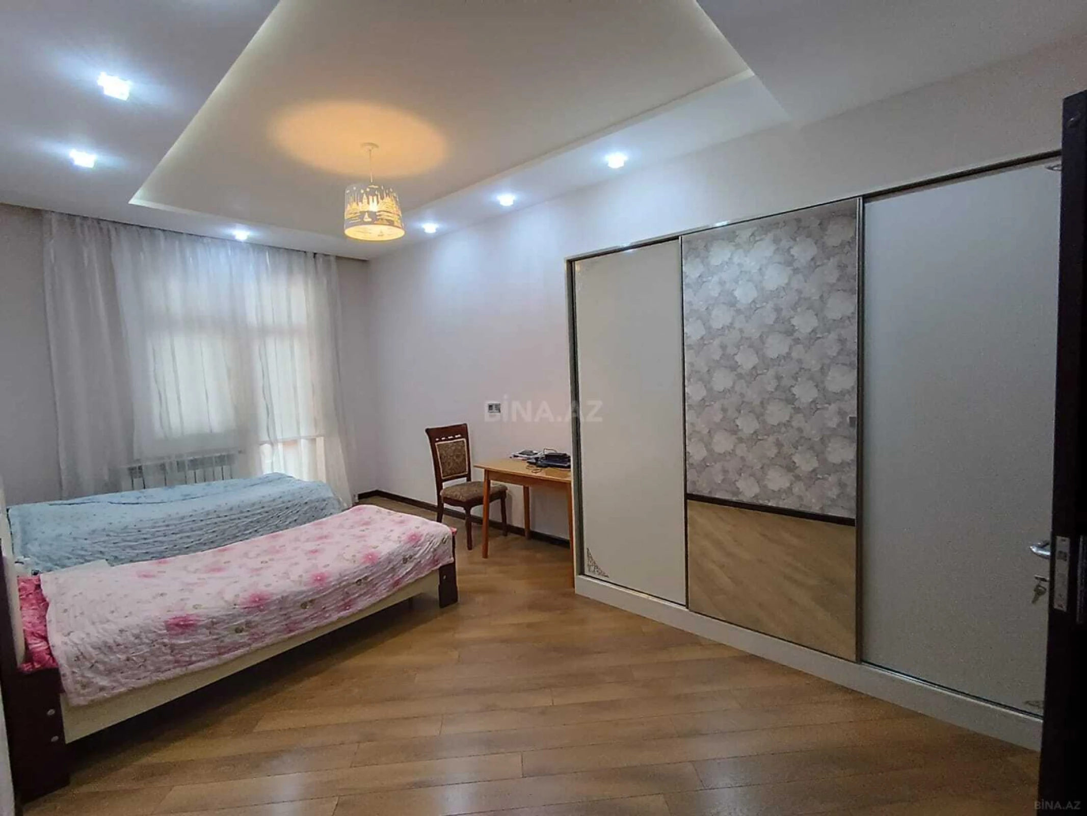 Satılır 4 otaqlı mənzil 150 m²