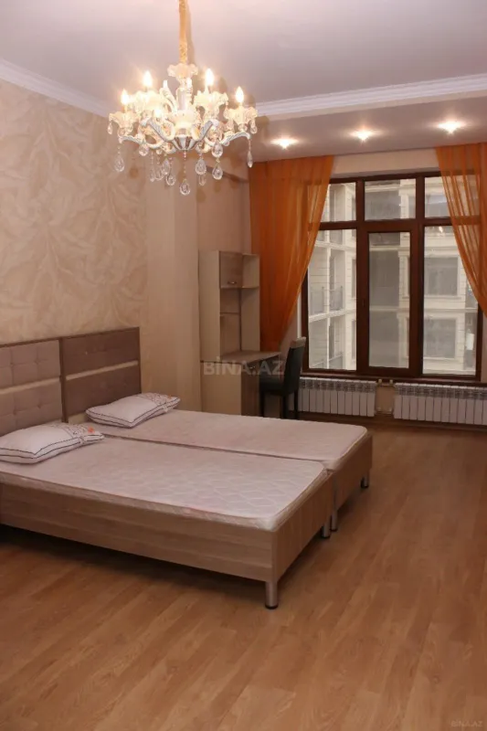 Satılır 4 otaqlı mənzil 220 m²