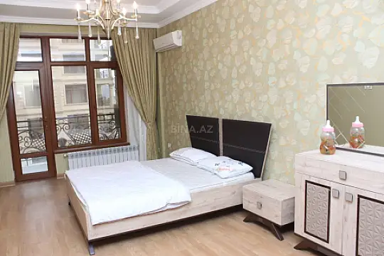 Satılır 4 otaqlı mənzil 220 m²