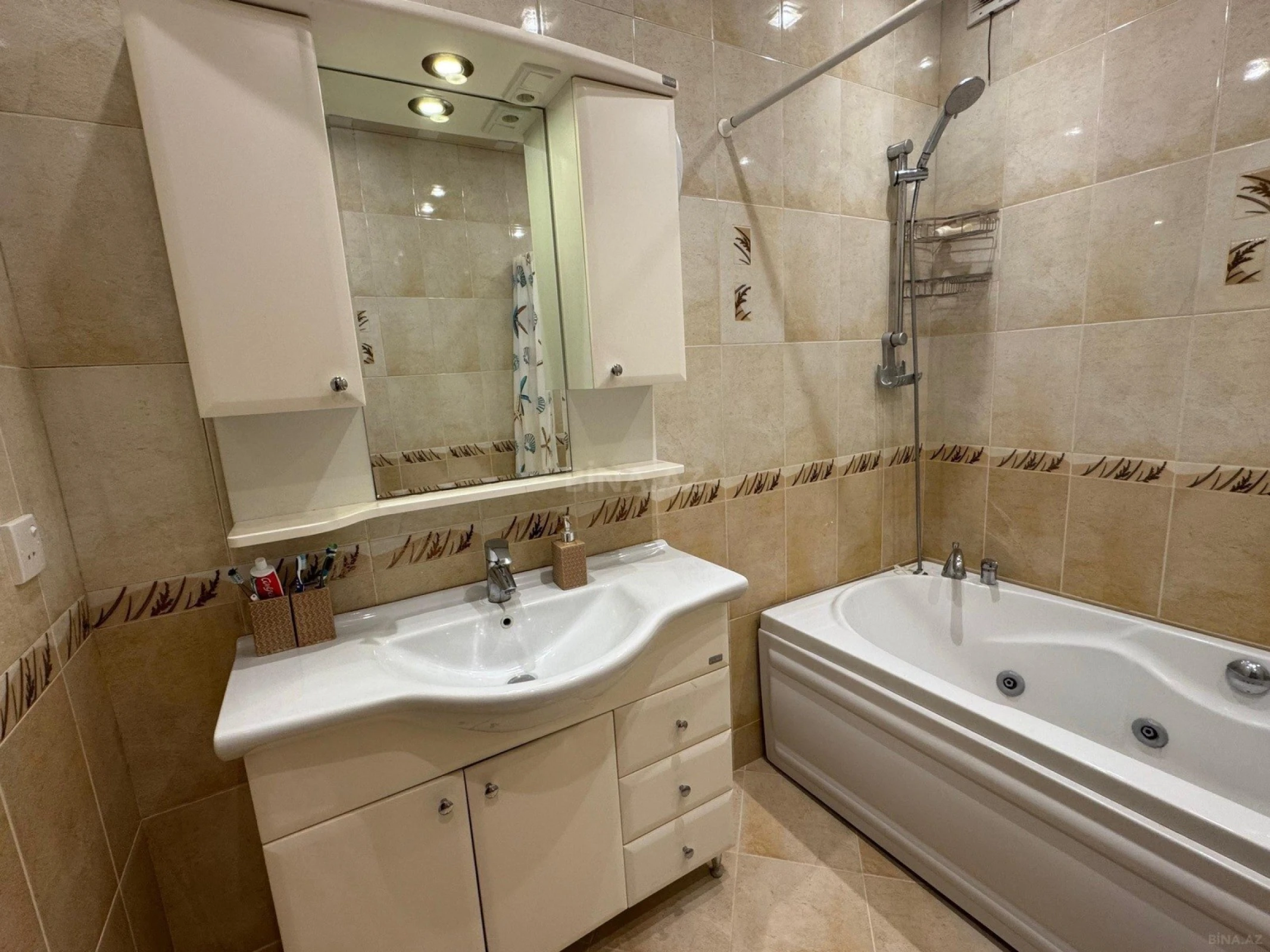 Satılır 3 otaqlı mənzil 123 m²