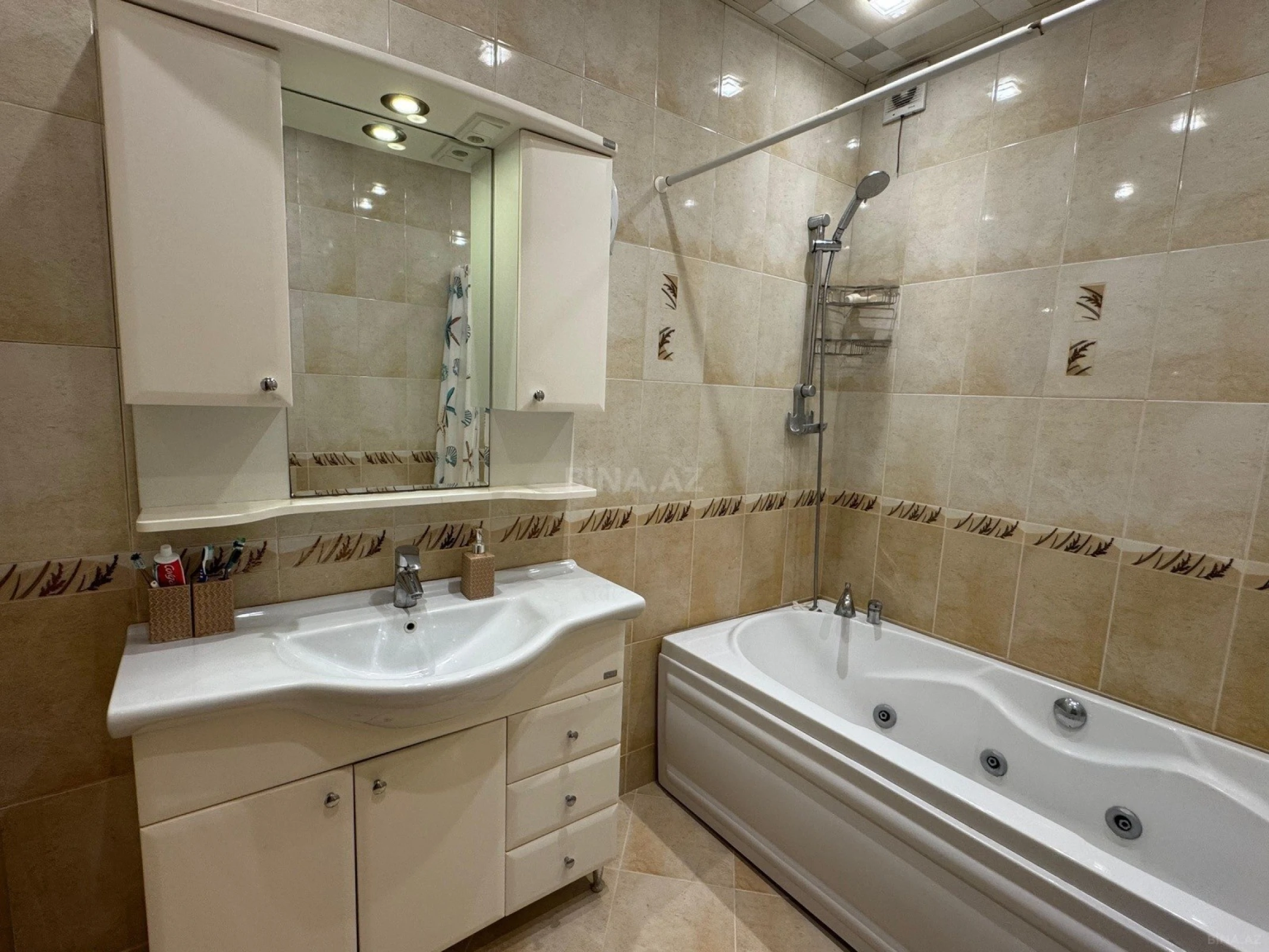 Satılır 3 otaqlı mənzil 123 m²