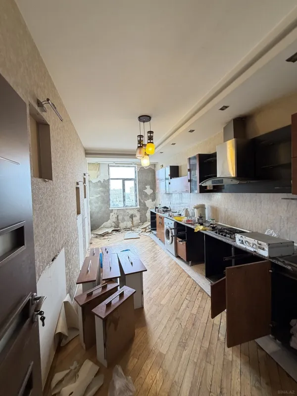 Satılır 4 otaqlı mənzil 180 m²