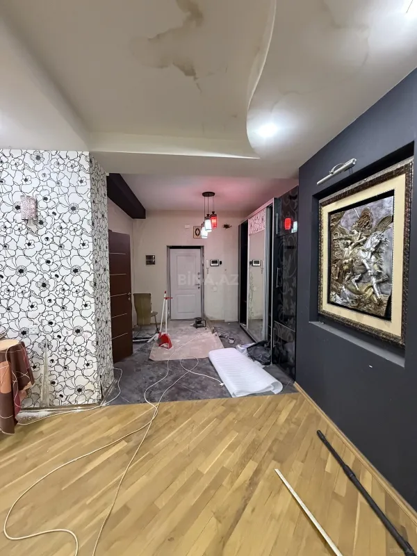 Satılır 4 otaqlı mənzil 180 m²