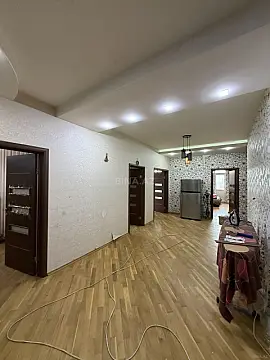 Satılır 4 otaqlı mənzil 180 m²
