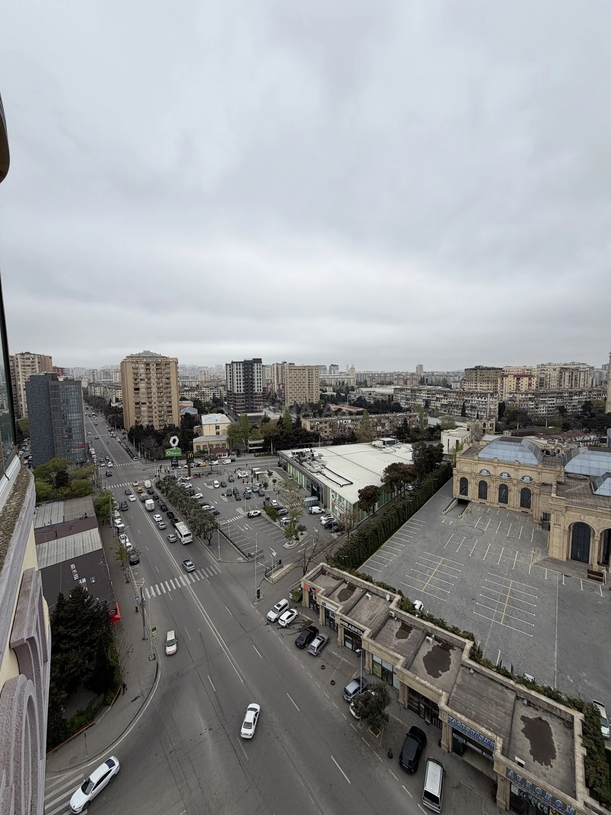 Satılır 4 otaqlı mənzil 180 m²