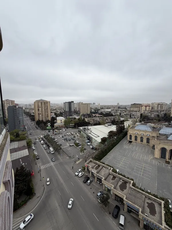 Satılır 4 otaqlı mənzil 180 m²