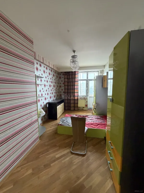 Satılır 4 otaqlı mənzil 180 m²