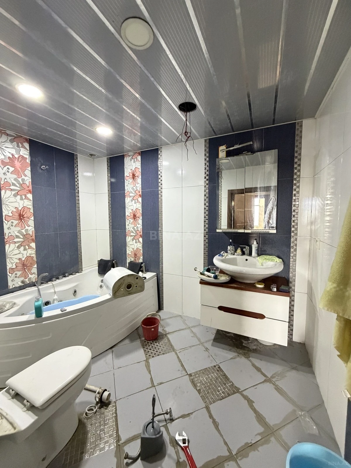 Satılır 4 otaqlı mənzil 180 m²