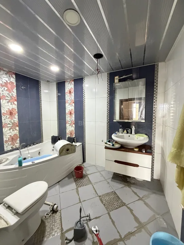 Satılır 4 otaqlı mənzil 180 m²