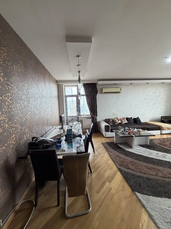 Satılır 4 otaqlı mənzil 180 m²